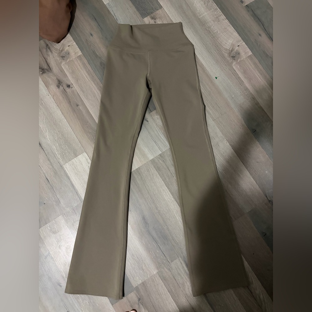 ALO Yoga Airbrush 7/8 Bootcut Leggings - Picture 3 of 3